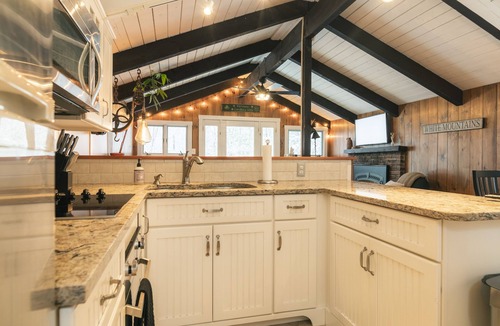 Bartlett Ski Chalet | Private River access and 2 miles to Storyland. Pet Friendly!