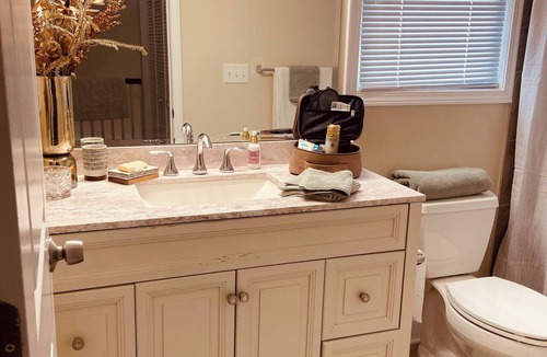 Highlands Bed & Breakfast | Private Room &Bathroom, Quaint Beach Town, Free local beaches, Ferry to NYC