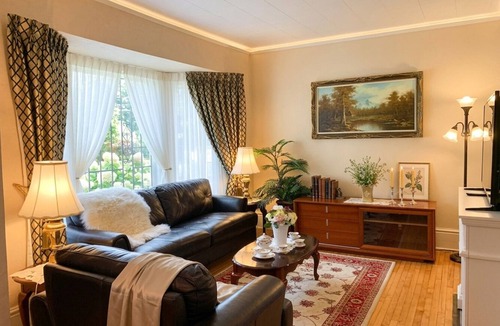Niagara Falls Bed & Breakfast | Private Room Honey Room 15 MINS WALK to Falls