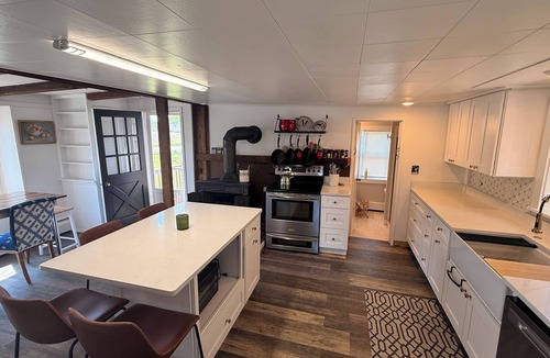 Sennett House | Private Skaneateles 4 bedroom farmhouse with Hot Tub!