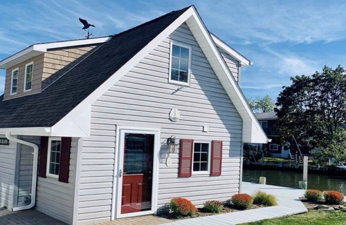 Seaford Apartment | Private Waterfront Loft, Minutes to the Beach