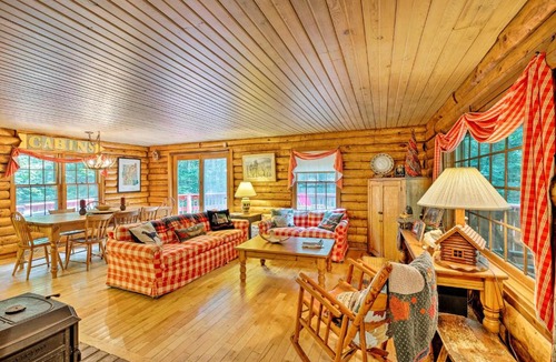 Wilmington House | Private Wooded Cabin: 7 Mi to Mount Snow!