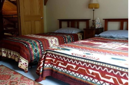 New Salem Cabin | Professional/family/pet-friendly; fiber-optics in the forest, minutes to highway