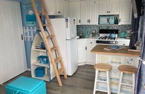 Provincetown Cottage | PTown Carnival 17-19 Aug!Outdoor shower,parking,two decks, pool, steps to beach.