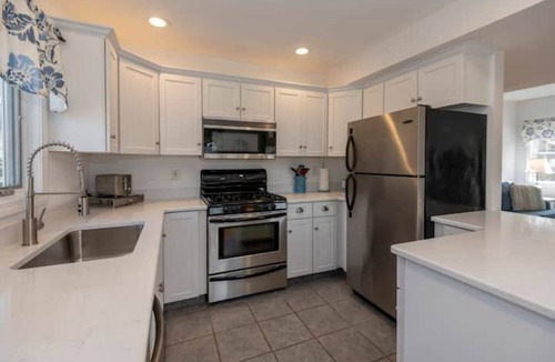 East Falmouth Cottage | PVT Beach Access + Kayak, Roof Deck, Fire Pit