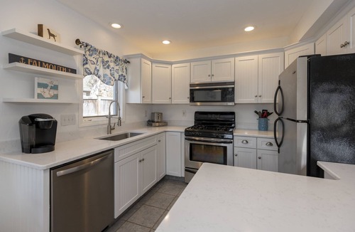 East Falmouth Cottage | PVT Beach Access + Kayak, Roof Deck, Fire Pit
