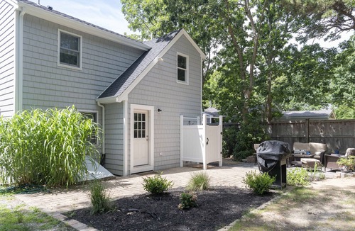 East Falmouth Cottage | PVT Beach Access + Kayak, Roof Deck, Fire Pit