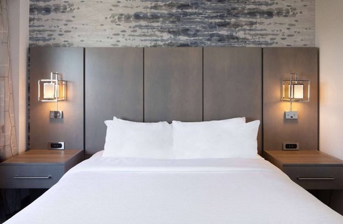 Stroudwater Hotel | PWM Airport King Room with Breakfast, Pool & Gym