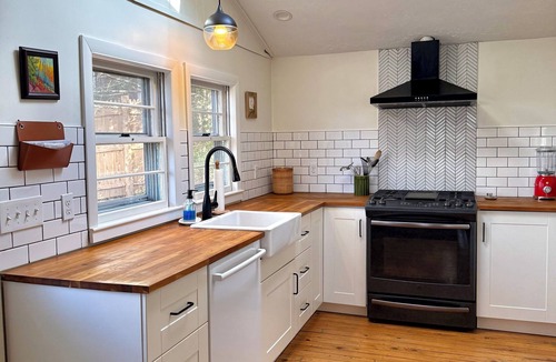 Mashpee Cottage | Quaint 3-bedroom cottage in Mashpee with pond views and access