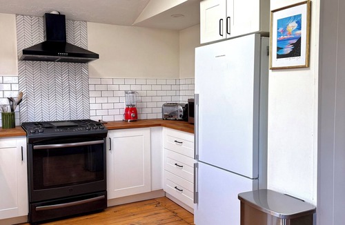 Mashpee Cottage | Quaint 3-bedroom cottage in Mashpee with pond views and access