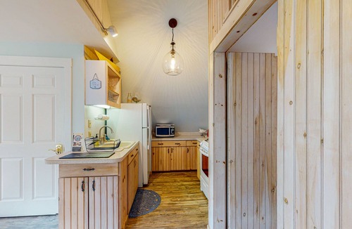 Boothbay Harbor Apartment | Quaint carriage house apartment with ocean views & charming deck