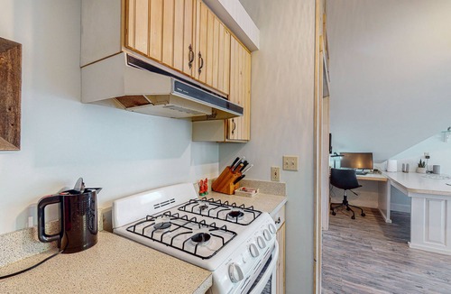Boothbay Harbor Apartment | Quaint carriage house apartment with ocean views & charming deck