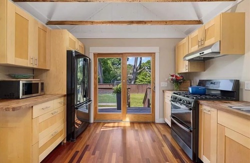 Jamestown House | Quaint Downtown Jamestown R.I. Home -Walking distance to Newport Ferry and Beach