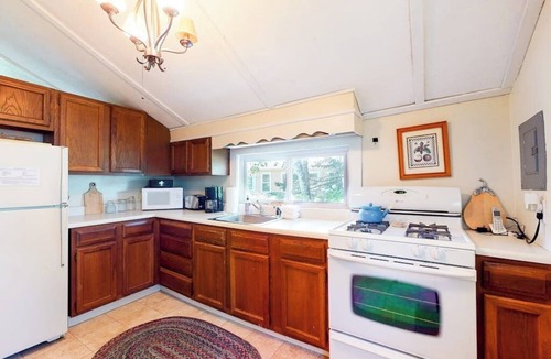 Poultney Cottage | Quaint, friendly cottage with lakefront location & water views