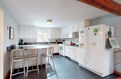 Katama House | Quaint home w/large backyard, outdoor shower & private grill near Katama Bay