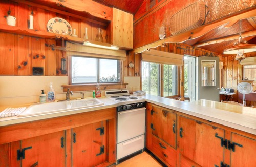 Malletts Bay House | Quaint lakefront home with large yard & sandy shores - only minutes to town