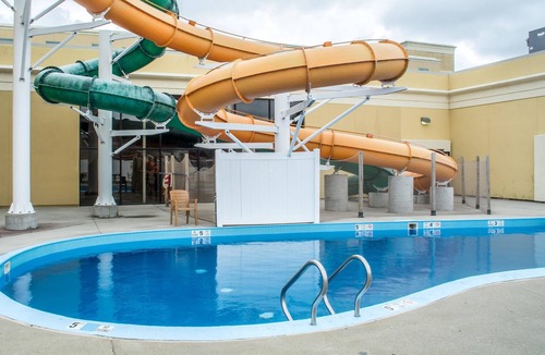 Batavia Hotel | Quality Inn & Suites Palm Island Indoor Waterpark