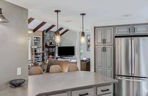 West Hartford House | Quechee House with Hot Tub, Game Room & Golf Views