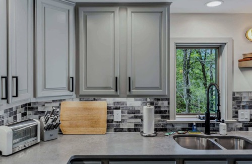 West Hartford House | Quechee House with Hot Tub, Game Room & Golf Views