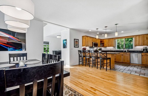 Quechee House | Quechee Meadows Home with Hot Tub & Fire Pit