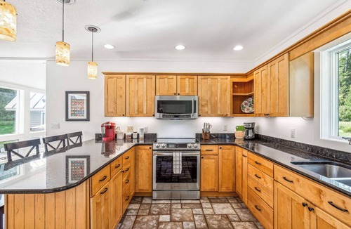 Quechee House | Quechee Meadows Home with Hot Tub & Fire Pit