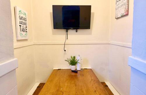 Eastside House | Queen Bed Near SU, Inviting Home.