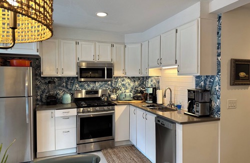 South Yarmouth Cottage | QUESTOVER…Steps to Nantucket Sound Beaches. Lower level 2 bed 1 bath sleeps 6