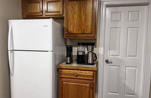 New Haven House | Quiet 1st-Floor 2BR Haven w/King Bed, Desks, In-Unit Laundry & 2-Car Parking | Walk to Yale