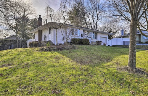 Commack Cottage | Quiet Commack Cottage w/Pool, 8 Mi to Beach!