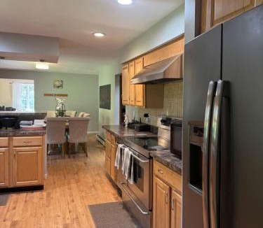 Hamden House | Quiet Cozy Stay Spacious Home Near Beach & Shops