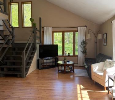 Hamden House | Quiet Cozy Stay Spacious Home Near Beach & Shops
