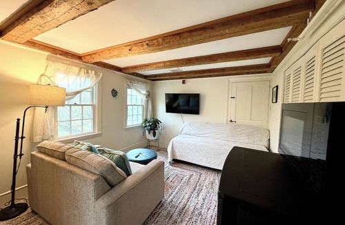 North Berwick Hotel | Quiet Farm Stay Suite- short drive to Coast & Southern Maine Attractions