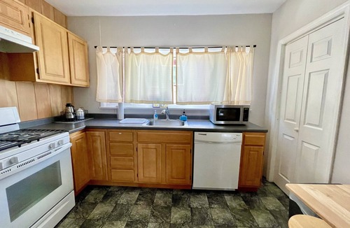 Medford House | Quiet Grand piano Apt near T station towards Boston, TD Garden, and Hospitals.