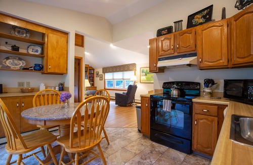 Newport East House | Quiet oasis minutes from beaches, vineyards and downtown Newport