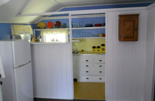Tiverton Cottage | Quiet Off Road Cottage - Short Walk to Shore