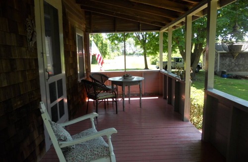 Tiverton Cottage | Quiet Off Road Cottage - Short Walk to Shore