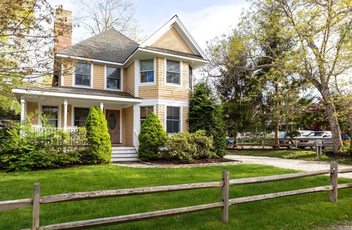 East Chop House | Quintessential MV home near Oak Bluffs, beach & harbor