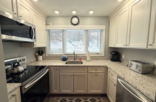 Bretton Woods House | R1 Renovated ski-in ski-out condo in Bretton Woods with fireplace