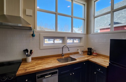 West Dover Cottage | Recently Renovated Cozy Cottage in Private Village On VT-100 (5-min to Mount Snow)