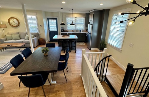 Yachting Village House | Recently Renovated Entire House in Downtown Newport Sleeps 16/Off street parking