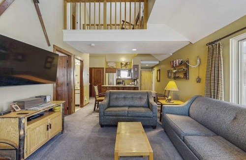 Killington House | Recently updated home with shared hot tub, pool, and easy ski access