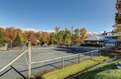 Killington House | Recently updated home with shared hot tub, pool, and easy ski access