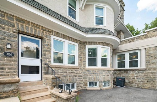 Foxcroft Square Apartment | “Red” 2-bedrm Apt in Jenkintown w/Free Parking