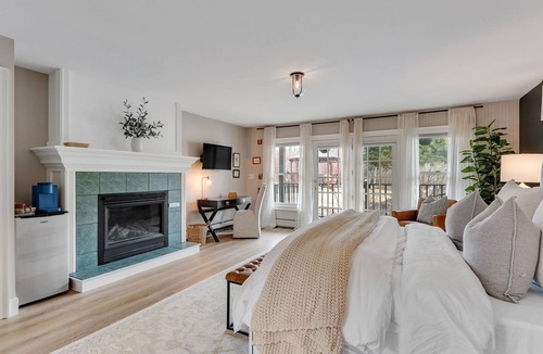 Mendon Apartment | Red Clover Accessible King Suite in Killington