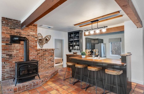 Mendon House | Red Clover Farmhouse-5 bedroom near Killington
