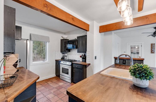 Mendon House | Red Clover Farmhouse-5 bedroom near Killington