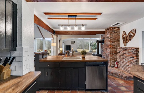 Mendon House | Red Clover Farmhouse-5 bedroom near Killington