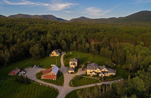 Mendon Apartment | Red Clover Romantic King Suite near Killington