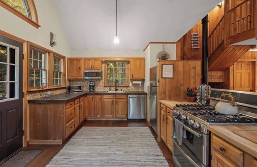 Wardsboro House | Red Hemlock Retreat | Hot Tub & Close To Mountains