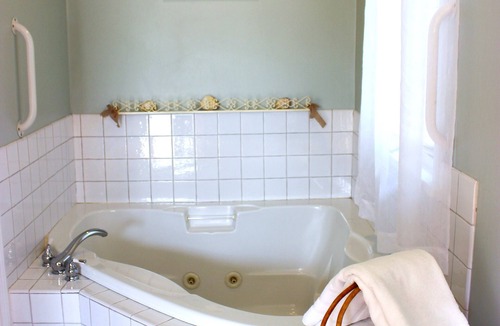 Falmouth Heights Hotel | Red Horse Inn
